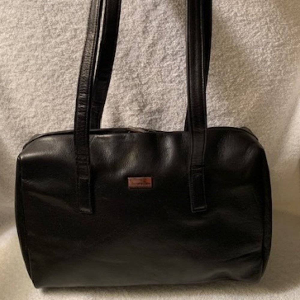 Perlina black genuine supple leather shoulder bag.